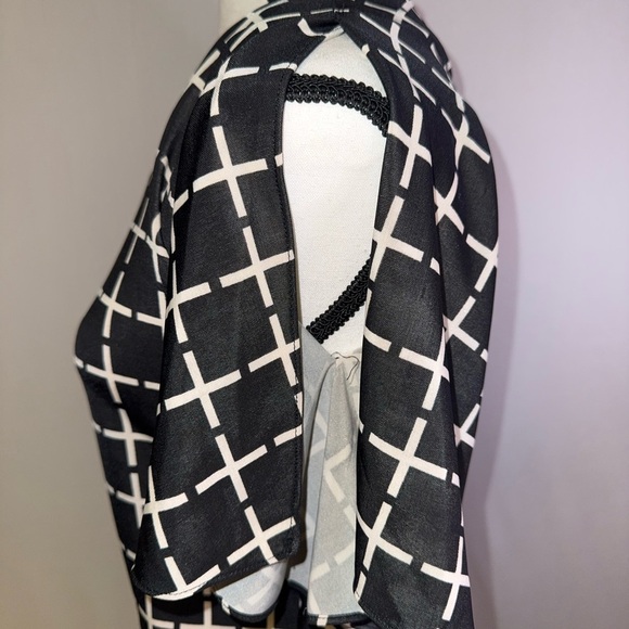 LIPHOP Small Black and White Geometric Dress Flutter Sleeve - Picture 2 of 7